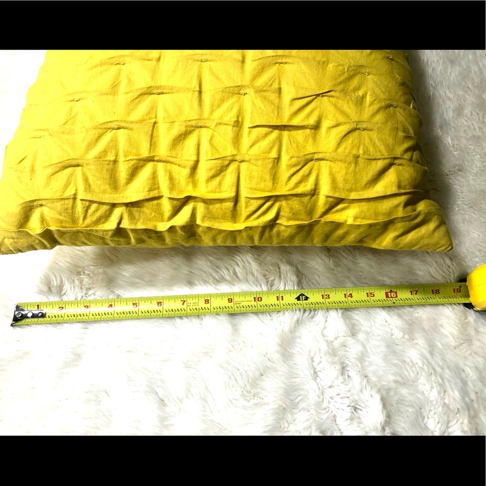 Throw pillow - Picture 3 of 5